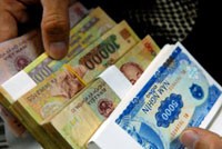 Việc đổi tiền lẻ ở các ngân hàng lại rất khó khăn khiến nhiều người phải chấp nhận mức giá “cắt cổ” trên thị trường “chợ đen”