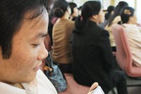 Thay vì hình ảnh cầm quyển sổ, cây bút lên sàn, giờ đây nhiều NĐT chứng khoán lên sàn với Netbook, IPhone... (Ảnh: Hoài Nam)