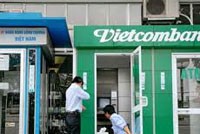 Vào dịp cuối năm, lượng người rút tiền tăng gấp nhiều lần khiến các ngân hàng phải luôn tiếp quỹ cho các cây ATM (Ảnh minh họa: Vnexpress)