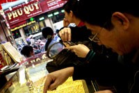 Nhà đầu tư đang có xu hướng chuyển từ vàng miếng sang vàng trang sức do tác động của thông tin cấm mua bán vàng miếng trên thị trường tự do