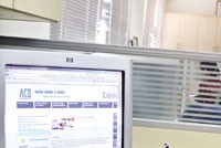 Hầu hết ngân hàng không thu phí đăng ký dịch vụ, phí thường niên hay phí đổi mật khẩu