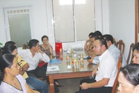 Ông Dương Mạnh Hùng (râu quai nón) đang trao đổi với khách hàng
