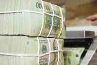 Để hạ lãi suất, theo các chuyên gia, nên áp trần lãi suất cho vay thay vì áp trần lãi suất huy động