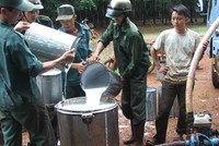 Mua mủ cao su tại Bình Phước - Ảnh: Bùi Liêm