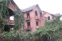 Biệt thự bỏ hoang là “vệt đen” cần xóa