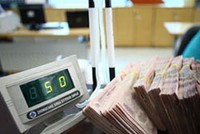Lãi suất qua đêm giảm mạnh, hút ròng 6.000 tỷ đồng trên OMO