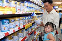 Người dân đắn đo chọn mua sữa hộp. Ảnh: CAO THĂNG