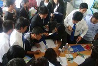 Khách chen lấn đặt cọc mua nền đất tại dự án Green River City