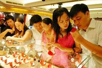 Hầu hết người dân đều có tâm lý "gom" vàng lúc này