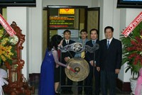 Bà Nguyễn Thị Thu, Chủ tịch HĐQT SVT đánh cồng khai trương phiên giao dịch đầu tiên của cổ phiếu SVT ngày 05/10/2011