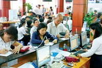Khách hàng giao dịch tại một ngân hàng