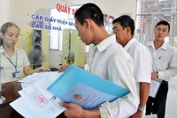 Người dân làm thủ tục cấp phép xây dựng tại TPHCM. Ảnh: Việt Dũng