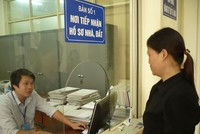 Người dân nộp hồ sơ làm thủ tục chuyển nhượng nhà đất