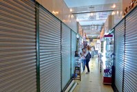 Giá thuê mặt bằng tại nhiều trung tâm thương mại quá cao sẽ khiến giá sản phẩm phải tăng theo để đảm bảo chi phí. Và như thế, khách hàng sẽ dè dặt hơn trong chi tiêu khiến nhiều hộ kinh doanh lâm v�