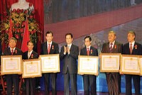 Thủ tướng Chính phủ Nguyễn Tấn Dũng trao Huân chương Lao động hạng Nhất cho lãnh đạo Tập đoàn Dầu khí và Liên doanh Việt – Nga.