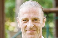 Ông Dominic Scriven