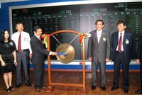 Lãnh đạo ORS đánh cồng mở cửa phiên giao dịch sáng 12/7/2010 trên HNX với giá bình quân 13.100 đồng