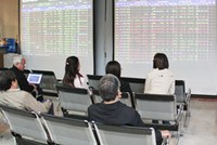 Bi hài giá cổ phiếu Việt Nam