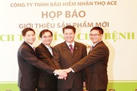 Ông Lâm Hải Tuấn, Tổng giám đốc ACE Life Việt Nam (thứ hai từ phải sang) và các thành viên Ban giám đốc