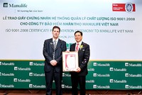 Ông David Wong, Phó chủ tịch cấp cao Tập đoàn Manulife Financial nhận giấy chứng nhận Hệ thống Quản lý chất lượng ISO 9001:2008 từ ông François Grimbert, Tổng giám đốc Bureau Veritas Việt Nam