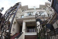 Cửa chính nên được thiết kế theo hướng đẩy vào trong