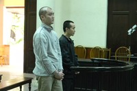 Trần Văn Dũng (trái) và Nguyễn Hoài Nam trước vành móng ngựa