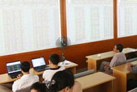 Chứng khoán: Sóng vĩ mô