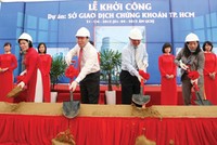 Bộ trưởng Tài chính Vương Đình Huệ (thứ 2 từ trái qua) tham gia lễ khởi công