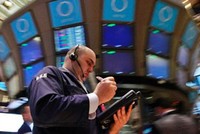 Phố Wall có phiên giảm mạnh trước nhiều thông tin bất ổn - Ảnh: Reuters