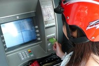 Ngân hàng “lặng lẽ” thu phí ATM