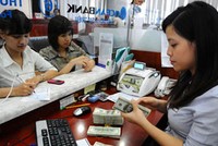 “Ăn” 6% lãi suất, ngân hàng vẫn chê ít