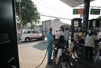 Công ty Chứng khoán TP HCM cho rằng hoàn toàn có khả năng xăng tăng giá trong 7 - 10 ngày nữa