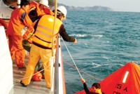 Các thuỷ thủ của tàu Thanh Phong 36 đang được cứu hộ