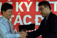 Ông Nguyễn Xuân Quá - Giám đốc công ty Bảo Ngọc và ông Michiyama - Phó Chủ tịch HĐQT Công ty Cổ phần Á Long ký kết hợp tác, đầu tư