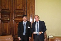 Chủ tịch UBCKNN tiếp Đại diện UBCK Ý (Ảnh: UBCK)