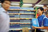 Đứng đầu thị trường sản phẩm nước uống đóng chai Việt Nam là Aquafina, sau đó là La Vie