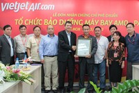 Ông Lại Xuân Thanh, Cục Trưởng CAAV rao chứng chỉ cho ông Lưu Đức Khánh, Giám đốc điều hành VietJetAir