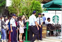 Starbucks đã tạo ấn tượng trong những ngày đầu khi đông đảo bạn trẻ xếp hàng chờ đến lượt vào thưởng thức cà phê. 	