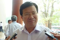 Bộ trưởng Trịnh Đình Dũng trả lời về sự cố vỡ đập thủy điện Ia Krel 2 bên hành lang Quốc hội - Ảnh: Bùi Trang