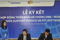 Giám đốc FPT Software HCM Nguyễn Đức Quỳnh (bên phải) và Phó tổng giám đốc Suntory PepsiCo Lâm Văn Hải chính thức ký kết hợp đồng.