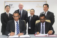 Ông Bimal Balasingham, Giám đốc Phú Hưng Life Insurance và ông Saman W. Bandara, Phó Tổng Giám đốc Phụ trách Dịch vụ Bảo hiểm của EY Việt Nam ký kết hợp đồng.
