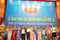 Phó chủ tịch nước Nguyễn Thị Doan và bà Nguyễn Thị Hòe, Chủ tịch KOVA trao giải thưởng cho 4 tập thể xuất sắc có nhiều đóng góp trong nghiên cứu khoa học, lao động, sản xuất trên nhiều lĩnh vực c