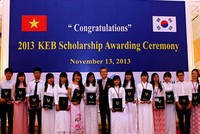 KEB trao học bổng năm 2013 cho các sinh viên Đại học Ngoại thương Hà Nội