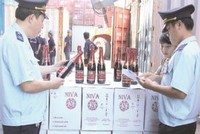 Cán bộ Chi cục Hải quan Cảng Sài Gòn KV I kiểm tra rượu ngoại nhập khẩu.