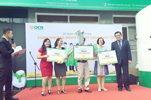 OCB trao hơn 4 tỷ đồng quà tặng cho khách hàng