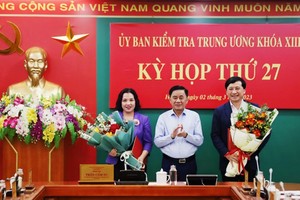 Chủ nhiệm Ủy ban Kiểm tra Trung ương trao quyết định và tặng hoa chúc mừng 2 cán bộ vừa được Bộ Chính trị chuẩn y Phó Chủ nhiệm Ủy ban Kiểm tra Trung ương.