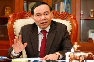 Trưởng ban Kinh tế trung ương Vương Đình Huệ (giữa) và các tân phó ban.