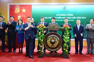 Bộ trưởng Bộ Tài chính đánh cồng khai trương phiên giao dịch đầu năm