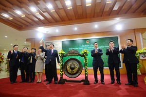 Bộ trưởng Đinh Tiến Dũng đánh cồng khai trương phiên giao dịch đầu Xuân Bính Thân 