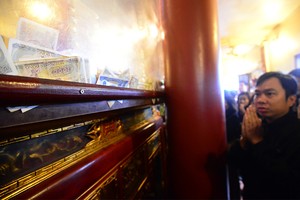 Tiền lẻ rải kín phủ Tây Hồ ngày Rằm tháng Giêng